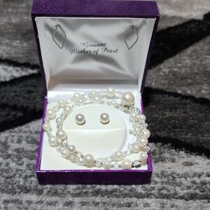 GENUINE MOTHER OF PEARL FINE SILVER PLATED STUD EARRINGS & 16" NECKLACE GIFT BOX